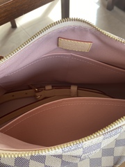 Handbag lovers, indulge me!