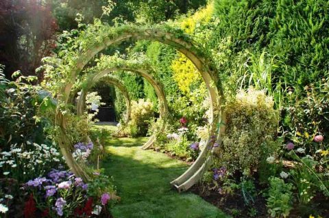 to put a moongate into a narrow back garden?