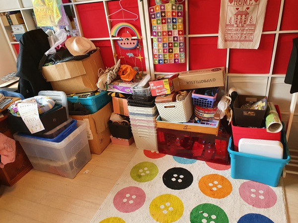 Decluttering one item a day thread number 18 – quickly stashing our clutter in charity shops now we can let people back inside our houses
