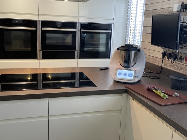 Two ovens in the kitchen ? Plus qooker tap !