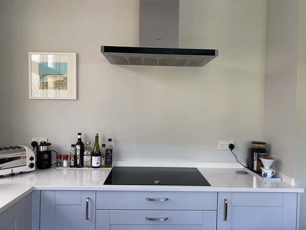 Should extractor hood be same width as hob?