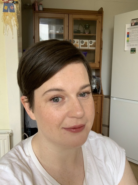 Would anyone be kind enough to show me their short hairstyle?