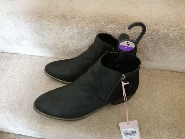 What shoes with this dress?