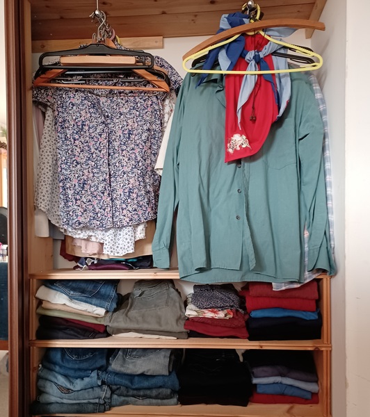 Decluttering one item a day thread number 18 – quickly stashing our clutter in charity shops now we can let people back inside our houses
