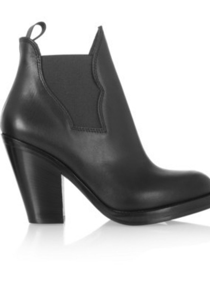 What are you wearing on your feet with wide legged jeans in Autumn?