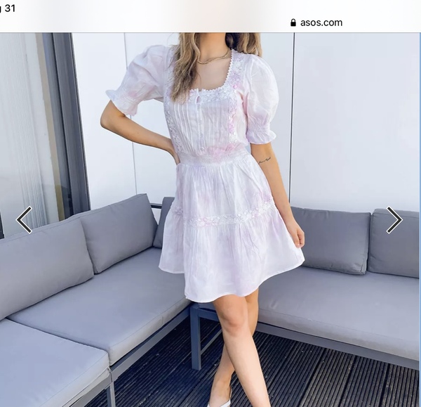What  sandals or shoes would go with this dress