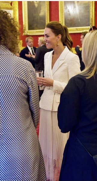 Royal Style - Max is back! Pringles are the new black!