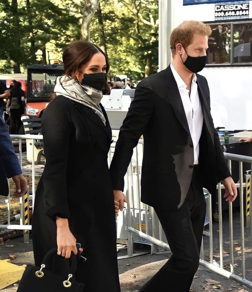 Royal Style - Max is back! Pringles are the new black!