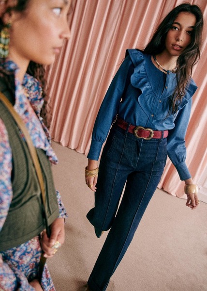 What are you wearing on your feet with wide legged jeans in Autumn?
