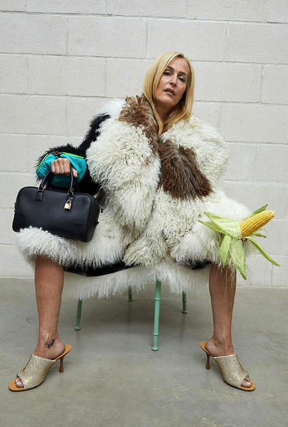 Models adopting unrealistic, weird position to sell us clothes! 😮