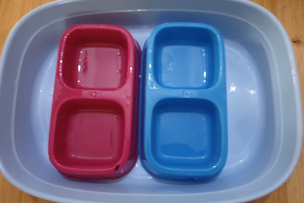 Food bowls that control mess - somehow!