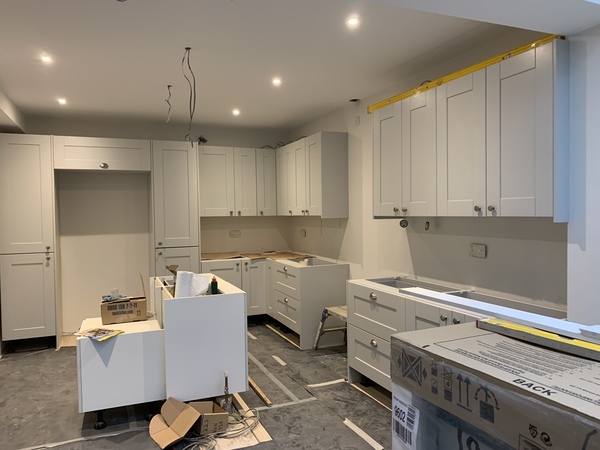 Worktop as backsplash behind stove