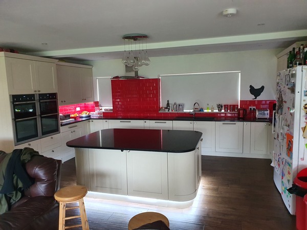 What colour quartz worktop?