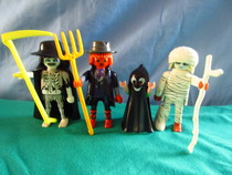 Happy Hallowe'en from the Playmobil people in our house...
