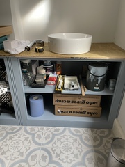What colour quartz worktop?