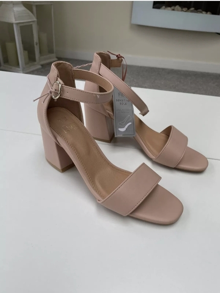 What shoes for this dress?
