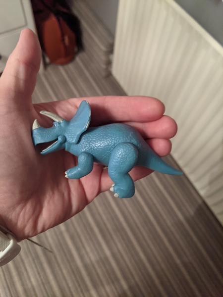 Can anyone help find a dinosaur for DD?