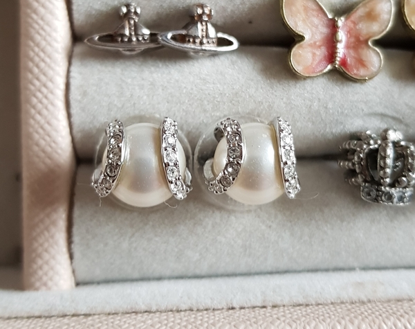 Please may I see your beautiful Pearl earrings.