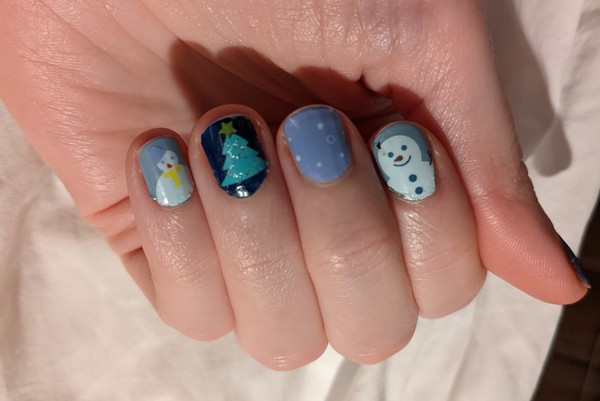 Please show me your Christmas nails