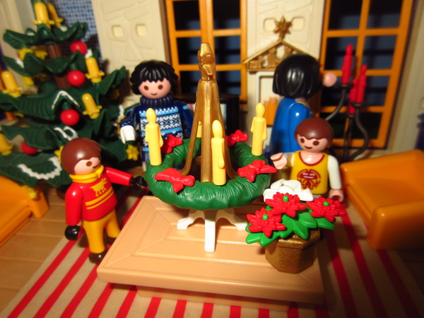 A very happy Christmas from the Playmobil people in our house...
