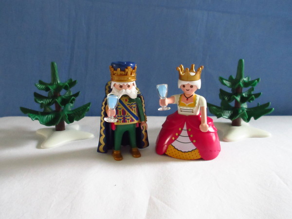 A very happy Christmas from the Playmobil people in our house...