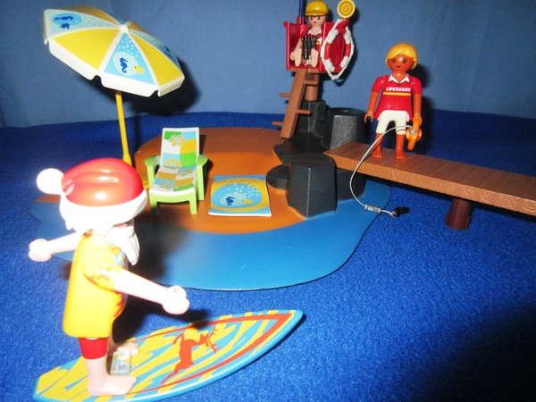 A very happy Christmas from the Playmobil people in our house...