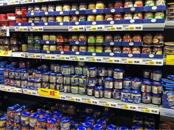 Swagger Inn 170. Autumn is here with a vengeance.  I think we'll just hide under the duvet --with HBFs-- until Spring.