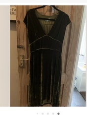 Which flat shoes with green velvet midi?