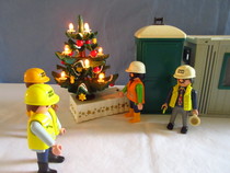 A very happy Christmas from the Playmobil people in our house...