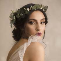 What colours and flowers to wear with silver wedding dress in May?