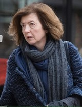 Why is Sue Grey wearing two scarves? Is this a thing now?