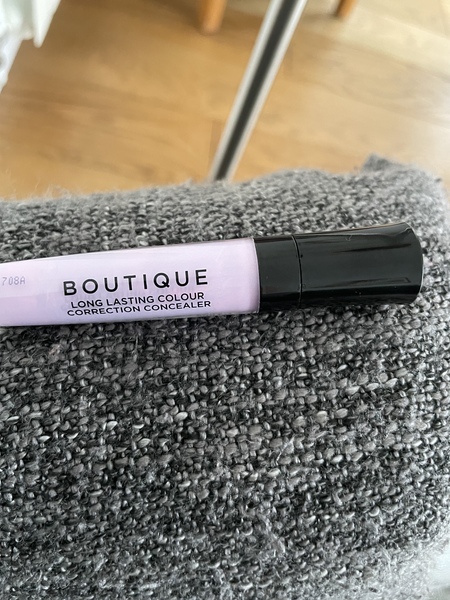 Suggestions for covering dark eyelids