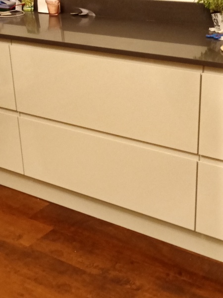 If you have pale grey handleless kitchen cabinets…