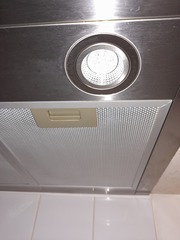 Kitchen extractor hood with metal grilles