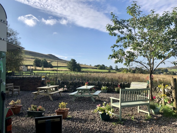 Hard wearing garden furniture paint