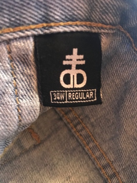 Can anyone recognise the brand logo of these jeans please?