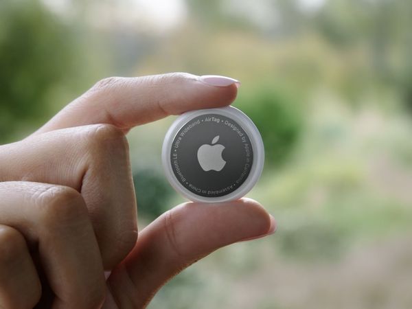 Dd notified of new Apple tag with her since early hours - advice?