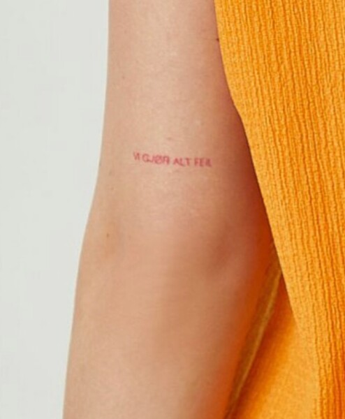 Please tell me what this says... Pic attached