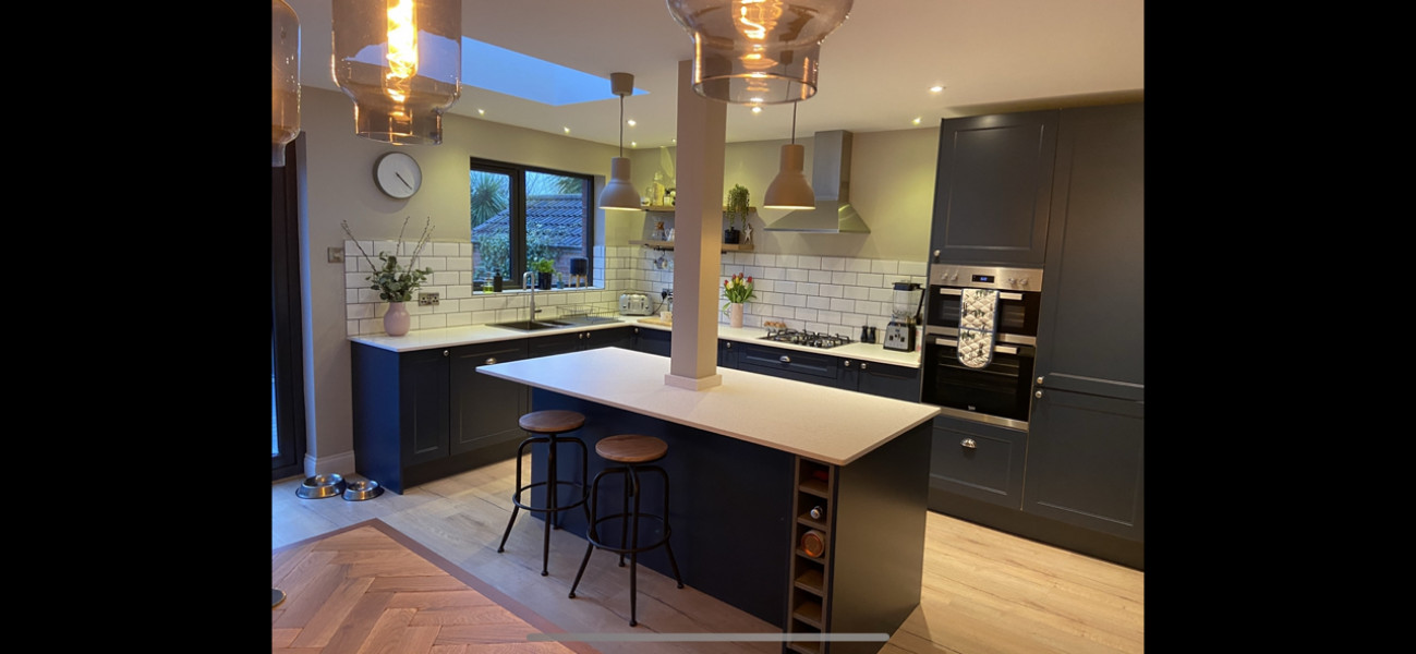 What colour wall with a navy kitchen? 
