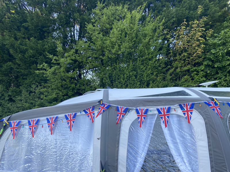 is anyone putting bunting outside my house?