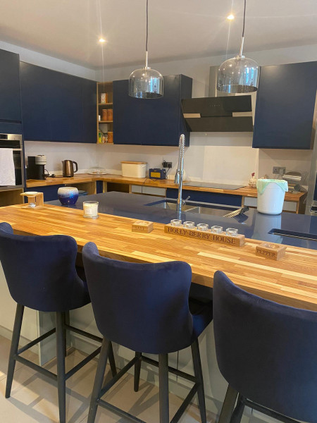 What colour wall with a navy kitchen? 