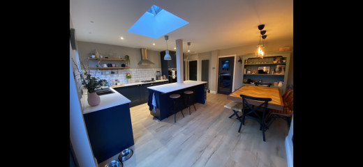 What colour wall with a navy kitchen? 