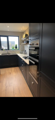 What colour wall with a navy kitchen? 