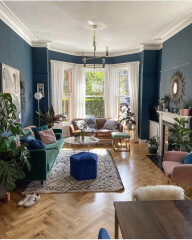 What colour walls with an emerald green bed?