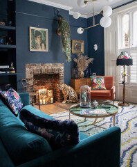 What colour walls with an emerald green bed?