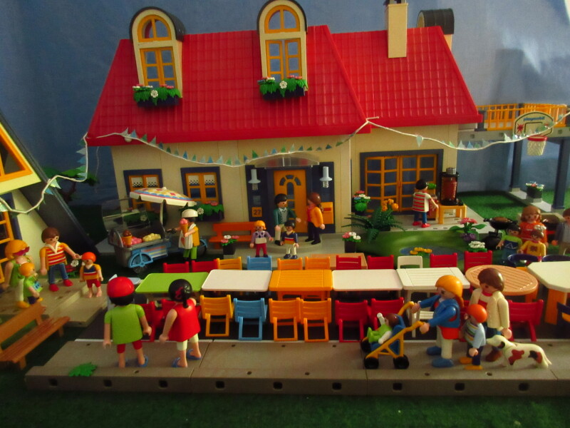 It's Platinum Jubilee weekend for the Playmobil people in our house...