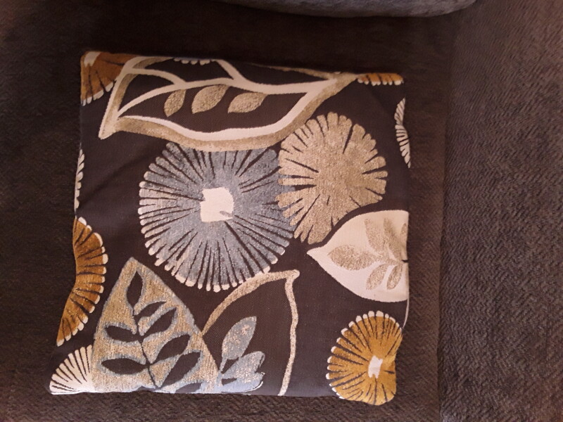 What Curtains with these sofa cushions?