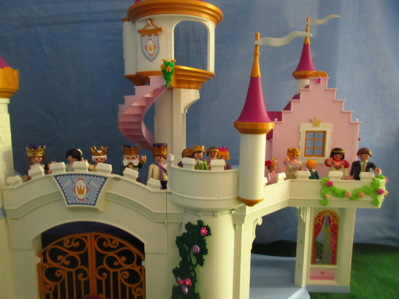 It's Platinum Jubilee weekend for the Playmobil people in our house...