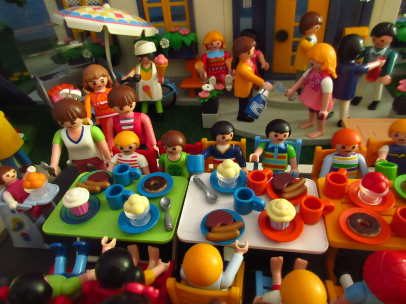 It's Platinum Jubilee weekend for the Playmobil people in our house...