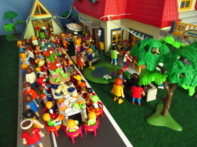 It's Platinum Jubilee weekend for the Playmobil people in our house...